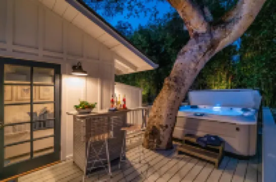 Jacuzzi, Game Room, Outdoor Deck and Private Bridge - Stunning Oasis