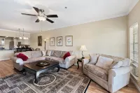 Paradise Island - 2BR/2BA Condo with Epic Views of Lake and Pool Hotels in Lago Vista