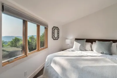Amazing Town Mountain Getaway Hotels in Reems Creek