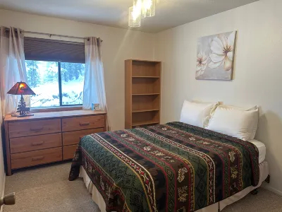 Mountain Views and Cozy Balcony - Charming Apartment Retreat Hotels near Red River Ski & Summer Area