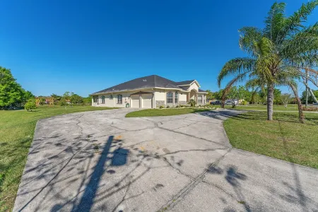 Luxurious 5-Bedroom Retreat: Gold Accents, Modern Amenities, & Fun