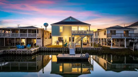 Expansive Deck and Hot Tub with Scenic Views - Stunning Coastal Haven Отели в г. Калабаш