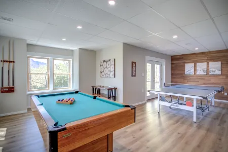 Stunning Mountain Views and Relaxing Hot Tub - Charming Escape