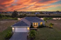 Enchanting Waterfront Escape with Tiki Hut and Dock - Captivating Retreat Hotel in zona Seahawk Park