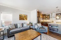 Modern, spacious home with private hot tub & W/D - great location Отели в г. Грэнби