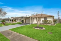 Covered Patio, Game Room and Convenient Amenities - Stylish Retreat Hotel a Pasadena