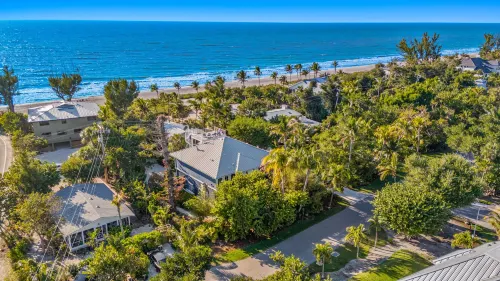Stunning Views & Casual Elegance Beachfront Retreat