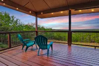 Charming Hideaway with Amazing Views and Cozy Decor - Inviting Retreat