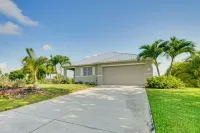 Sunroom and Serene Canal View - Bright Spacious Retreat Hotels in Cape Coral