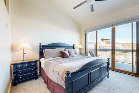 Dog-friendly Newpark townhome w/ private hot tub, washer/dryer, & central AC Отели в г. Снайдервилл