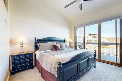 Dog-friendly Newpark townhome w/ private hot tub, washer/dryer, & central AC Hotel a Snyderville