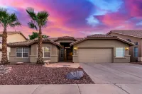 Sparkling Pool and Grassy Backyard Retreat - Gorgeous Family Oasis Hotels near HD SOUTH - Home of the Gilbert Museum