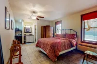 Ground-floor condo steps from historic downtown with streaming TV & WiFi Hotel a Cedar Township