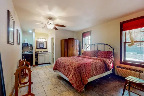 Ground-floor condo steps from historic downtown with streaming TV & WiFi Hotels in Eureka Springs