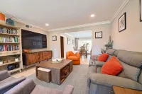 6bedroom family house with pool sauna jacuzzi