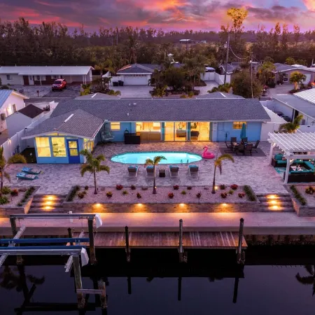 ☀️Bright & Luxurious Canal Front Home w/ Pool, 4 min to Beaches!☀️