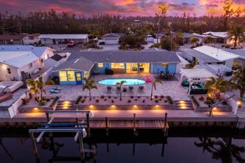 ☀️Bright & Luxurious Canal Front Home w/ Pool, 4 min to Beaches!☀️