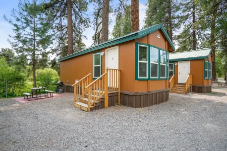 Crater Lake Resort Отели рядом с достопримечательностью «Train Mountain Railroad Museum»