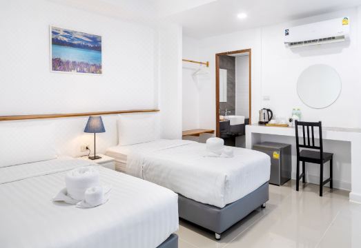 그랜드 사타힙 호텔의 모던한 로비 및 카페