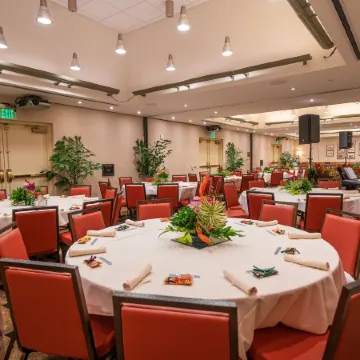 Embassy Suites by Hilton Waikiki Beach Walk Отели рядом с достопримечательностью «Театр «Хале-Коа-Луау»»