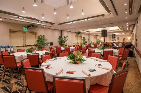 Embassy Suites by Hilton Waikiki Beach Walk Отели рядом с достопримечательностью «Lucoral Museum»