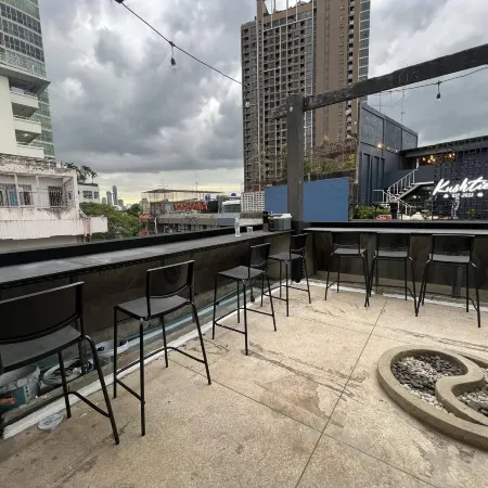 Comfy Crib Hostel Отели рядом с достопримечательностью «Станция надземного метро Phra Khanong»