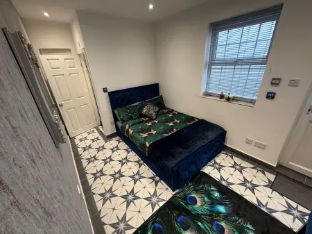 Gloucester - Apartment - Sleeps 2 - Parking - 97WS