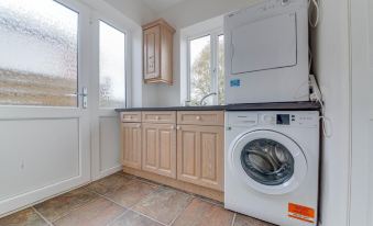 3Br Detached Bungalow w/Parking