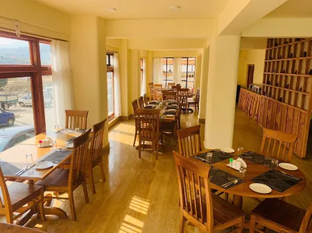 Hotel Khuruu Khuruu Отели в г. Кхерутанг