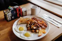 Prestige Hudson Bay Lodge & Conference Centre, WorldHotels - breakfast