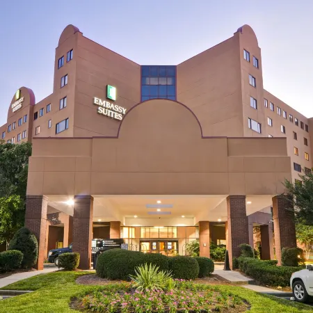 Embassy Suites by Hilton Charlotte Отели рядом с достопримечательностью «Библиотека Билли Грэма»