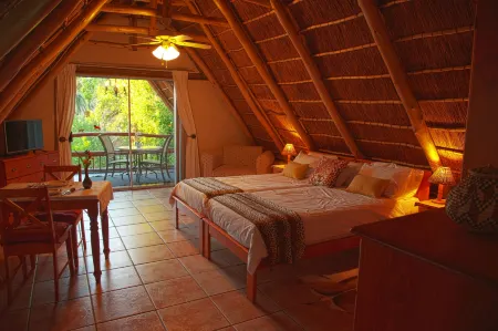 Easy Five Guest House Отели в г. Сомерсет-Уэст