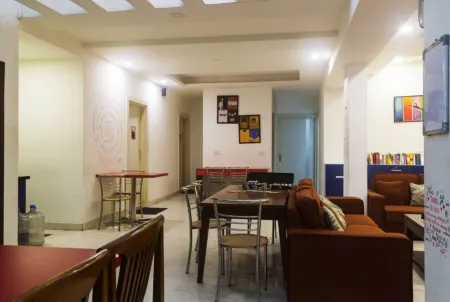Joey's Hostel Delhi Отели рядом со станцией Anand Vihar