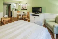 Holly Tree Resort Hotels in West Yarmouth