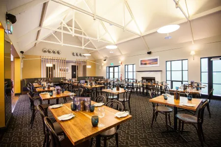 Nightcap at the Ship Inn Отели рядом с достопримечательностью «Залив Джограф»