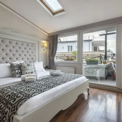 Louis Appartements Galata Hotels near Neve Shalom Synagogue
