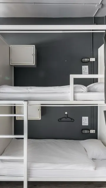 เตียงในห้องพักรวมชายหญิง 6 เตียง