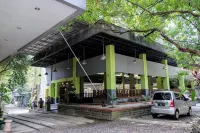 RedDoorz Plus Near Jalan Baru Bogor Các khách sạn ở Tanah Sereal