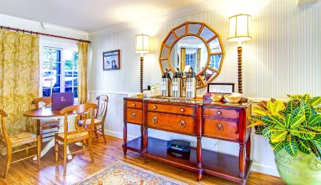 Wayside Inn Отели рядом с достопримечательностью «Заказник Пойнт Лобос Стейт»