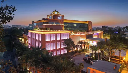 Taj Hotel & Convention Centre, Agra Отели рядом с достопримечательностью «Dr. B. R. Ambedkar University»