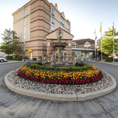 Monte Carlo Inn Airport Suites