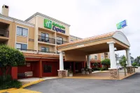 Holiday Inn Express Tifton فنادق في تيفتون