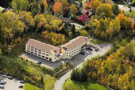 Hotel and Suites les Laurentides Отели рядом с достопримечательностью «Sommet Saint Sauveur»