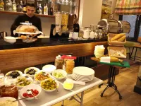 The White Orient Hotel - พร้อมอาหารเช้า