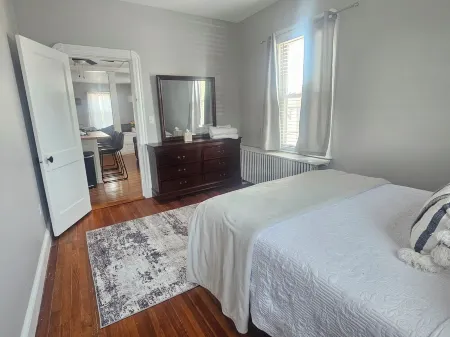 Downtown Living- 3Br- Pet Friendly- Parking