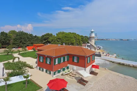 Puntamika Lanterna Отели рядом с достопримечательностью «Собор Святой Анастасии»