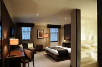 Busby Hotel Hotels in Гіффнок