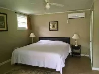 Cozy Waterfront Cabin on New River/Claytor Lake Big Dipper Viewing Pier附近的飯店