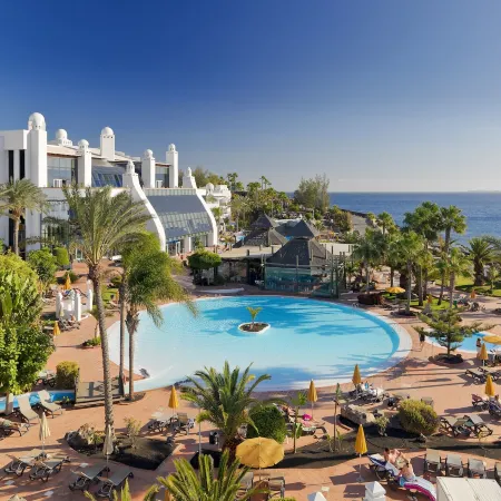 H10 Timanfaya Palace Отели рядом с достопримечательностью «Пляж Фламинго»