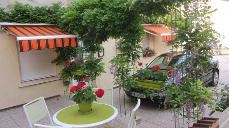 Chambre d'Hotes les Glycines Отели в г. Виньо